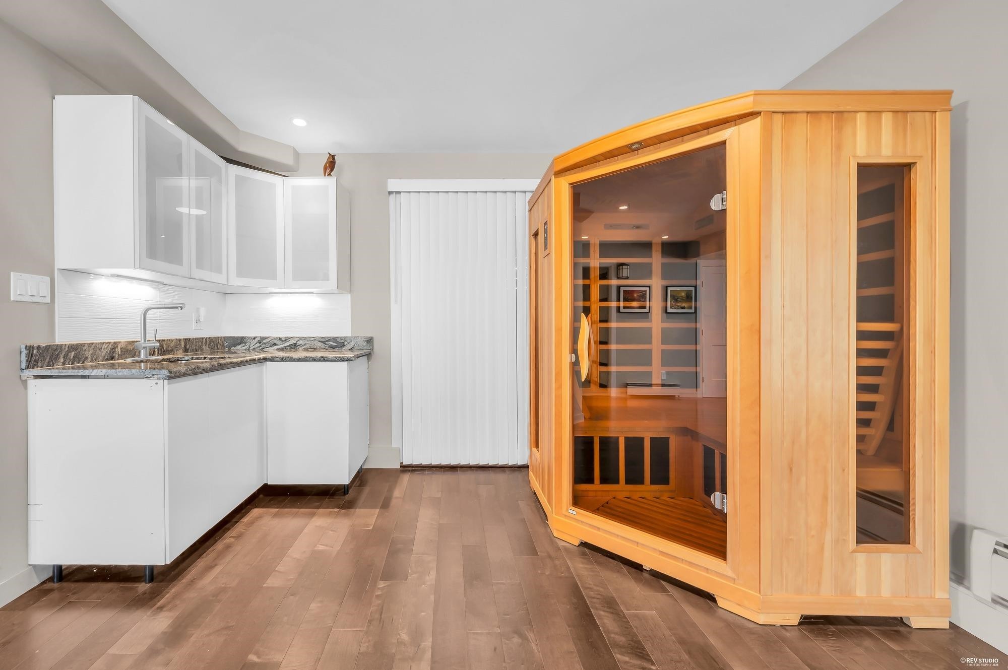 23271 Westminster Highway, Richmond, BC - Indoor Photo Showing Kitchen