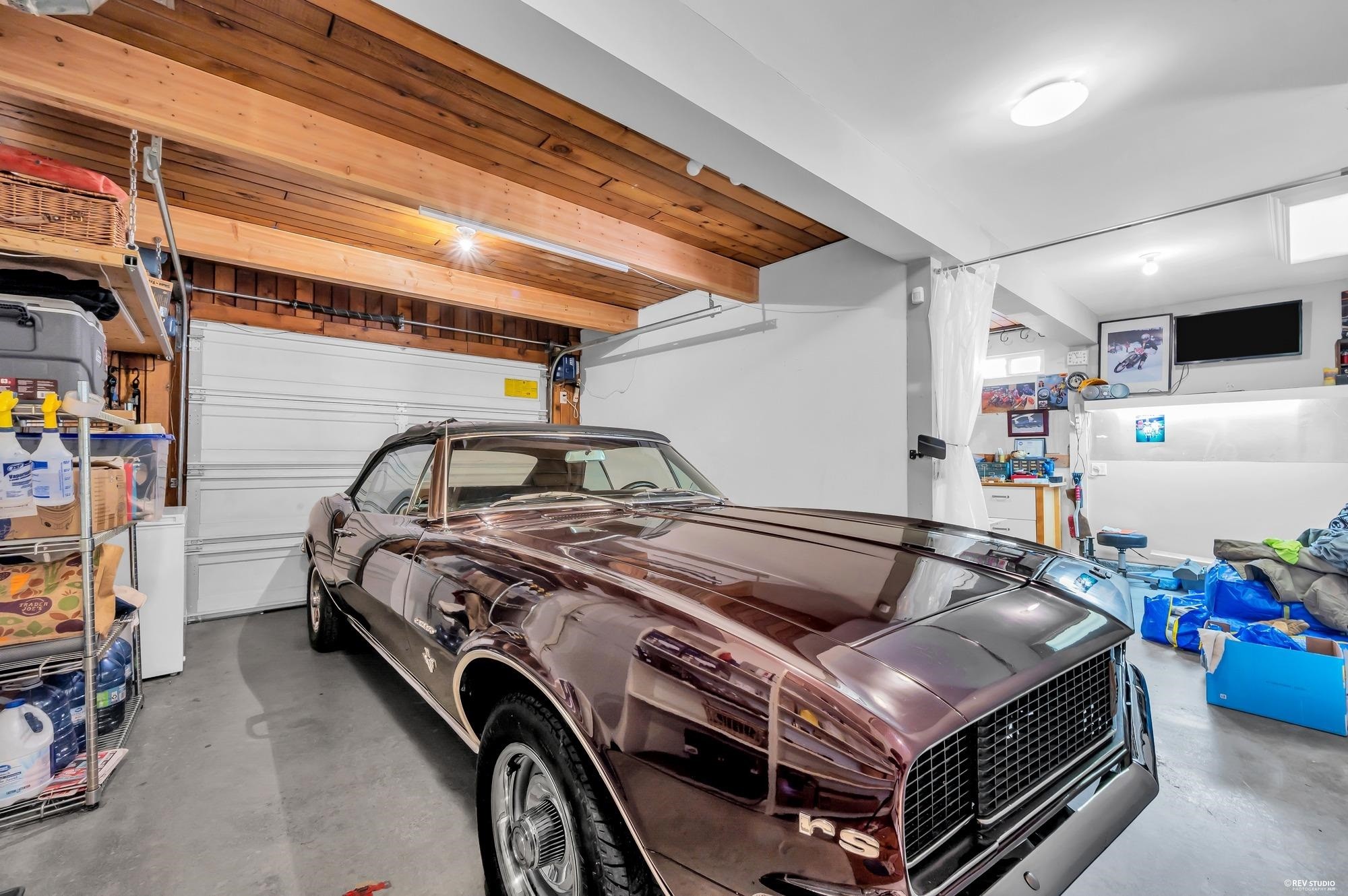 23271 Westminster Highway, Richmond, BC - Indoor Photo Showing Garage
