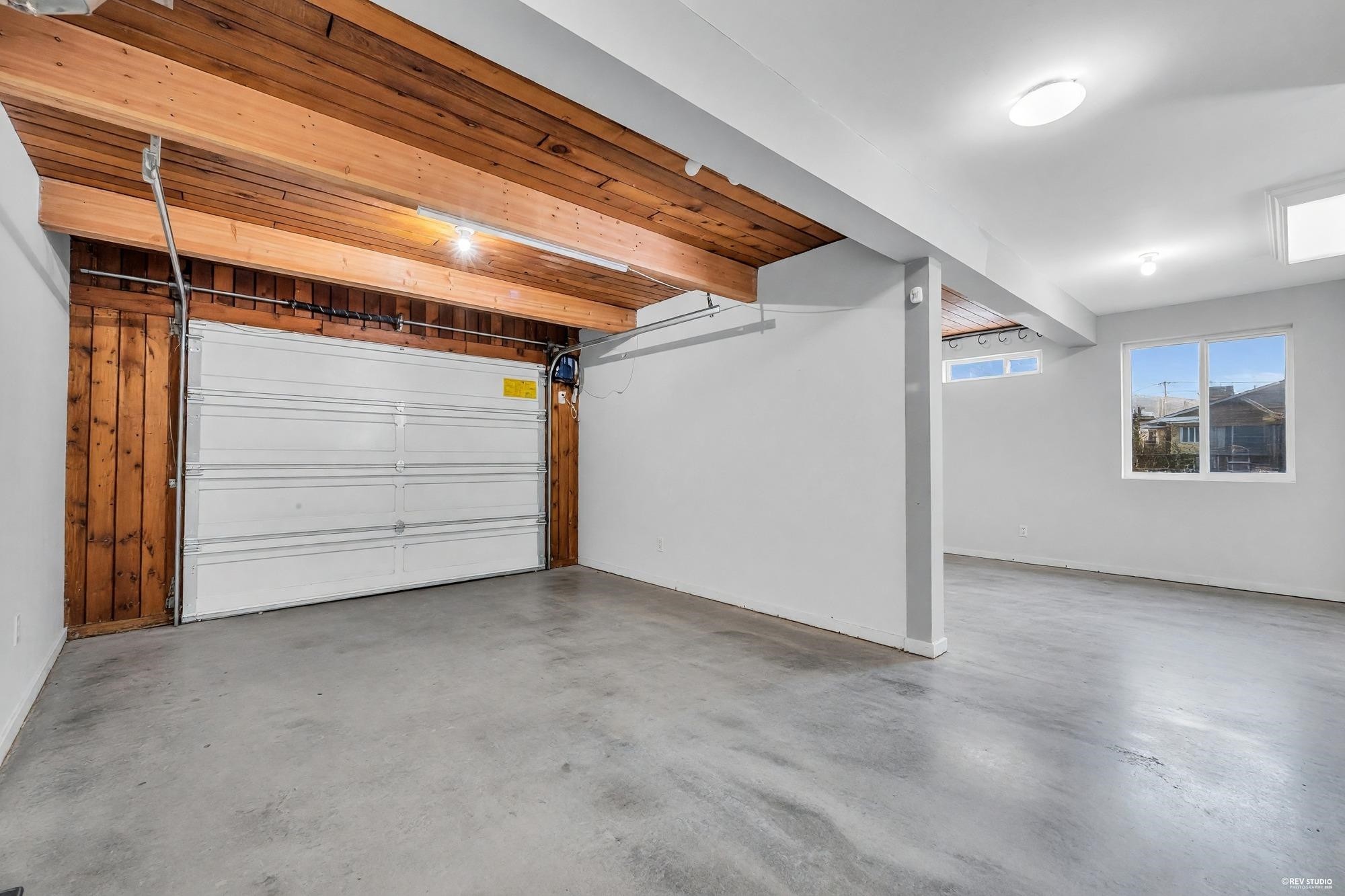 23271 Westminster Highway, Richmond, BC - Indoor Photo Showing Garage