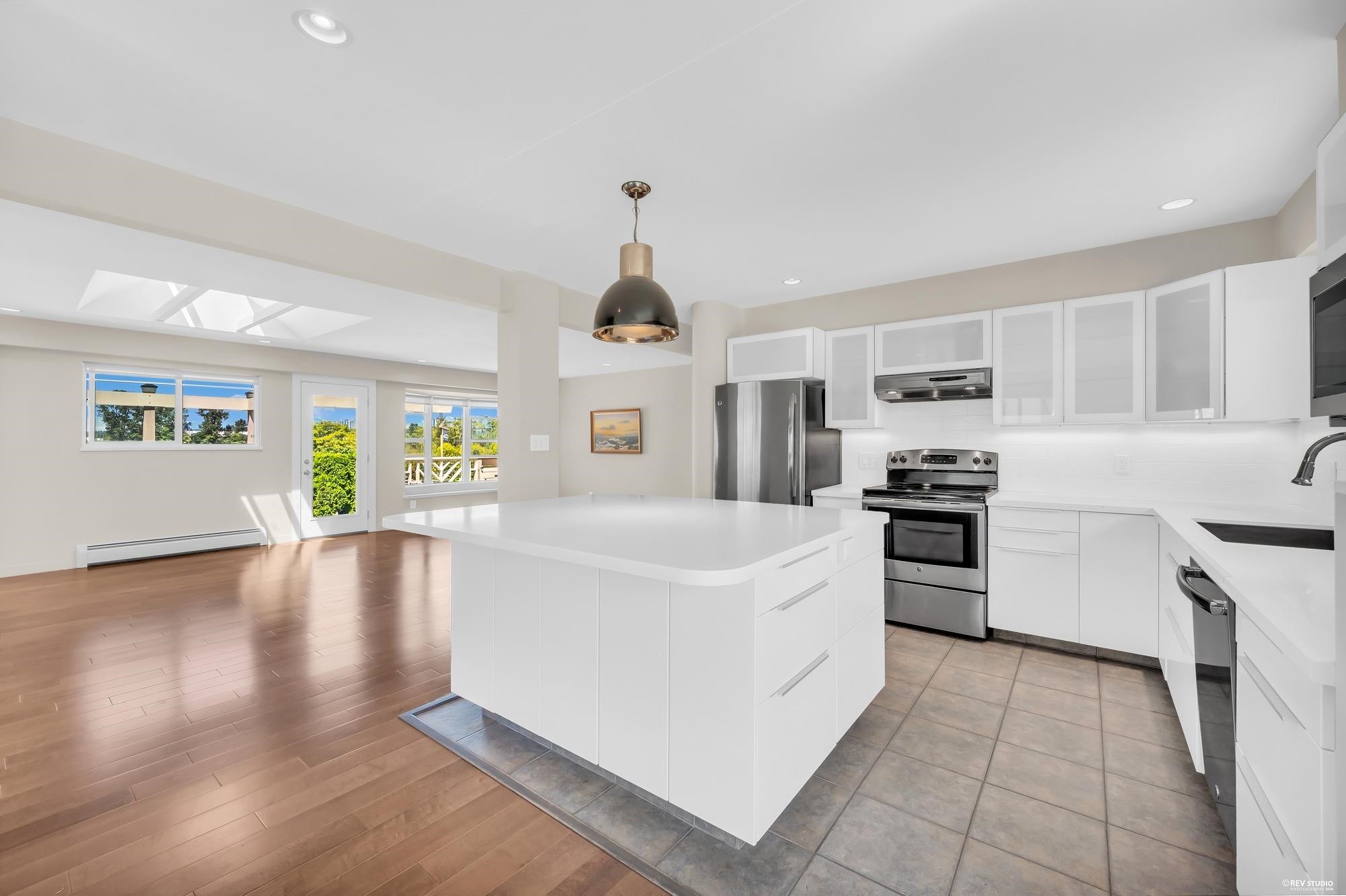 23271 Westminster Highway, Richmond, BC - Indoor Photo Showing Kitchen