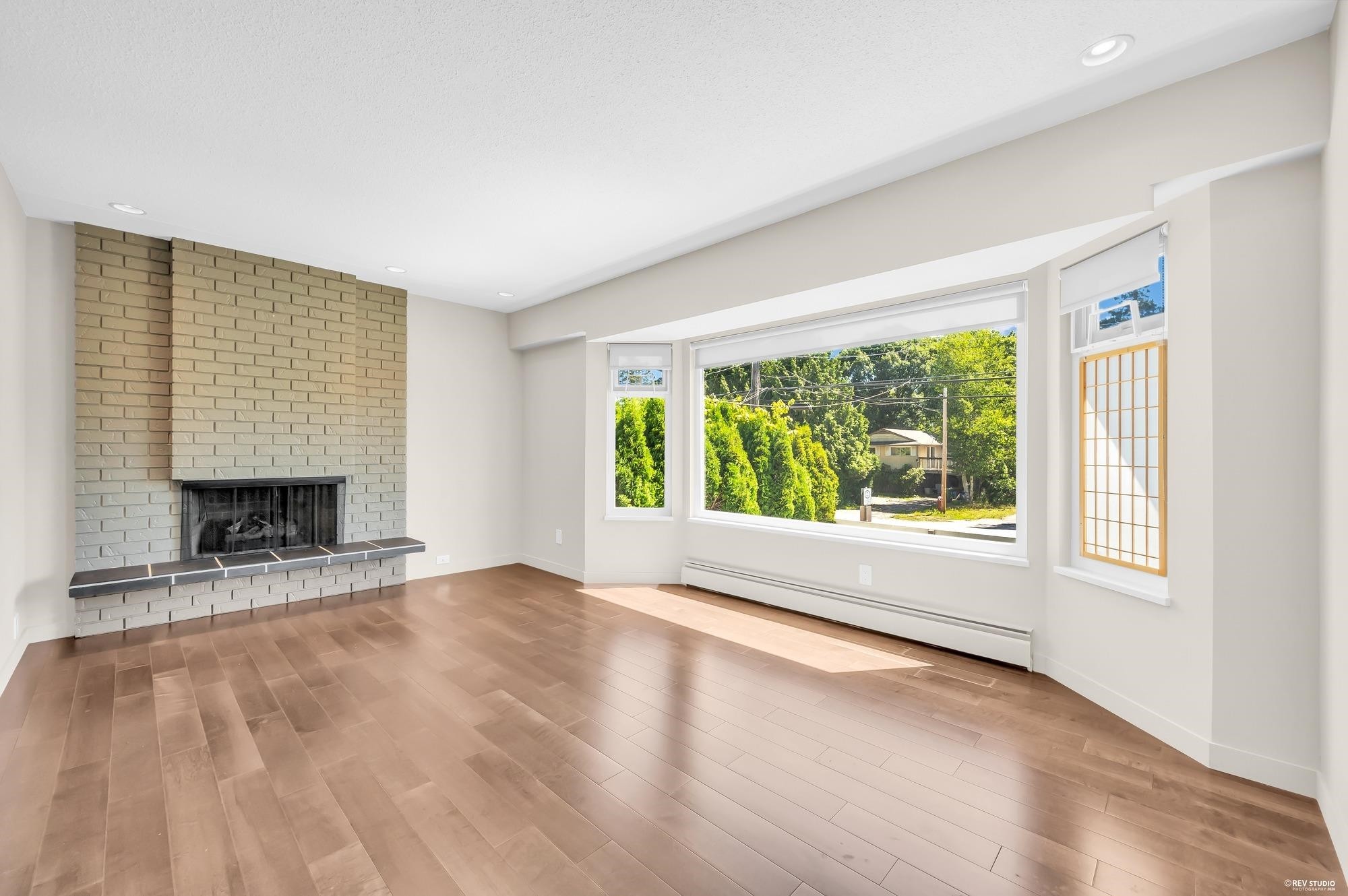 23271 Westminster Highway, Richmond, BC - Indoor Photo Showing Living Room With Fireplace