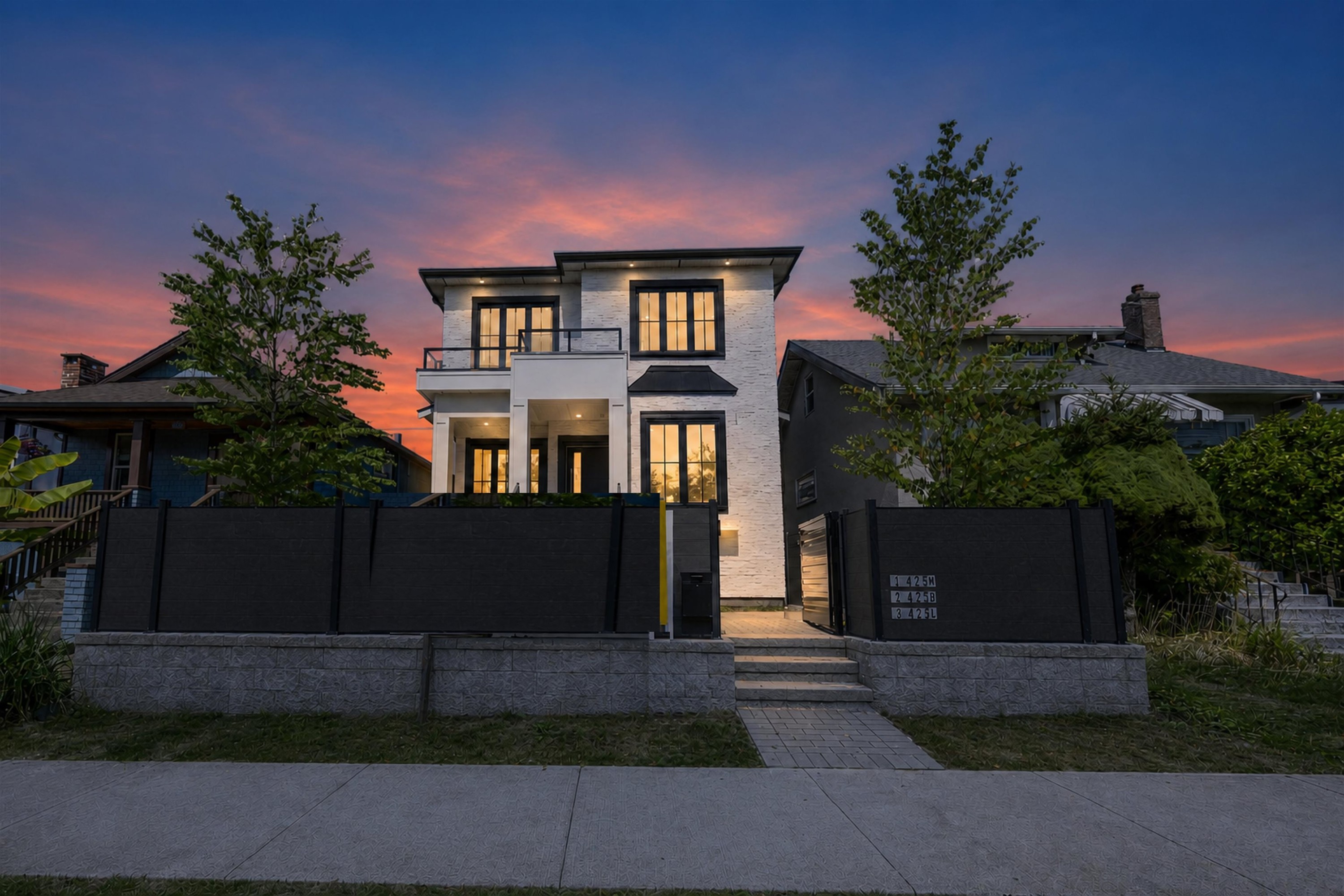 425 56Th Avenue E, Vancouver, BC - Outdoor With Facade