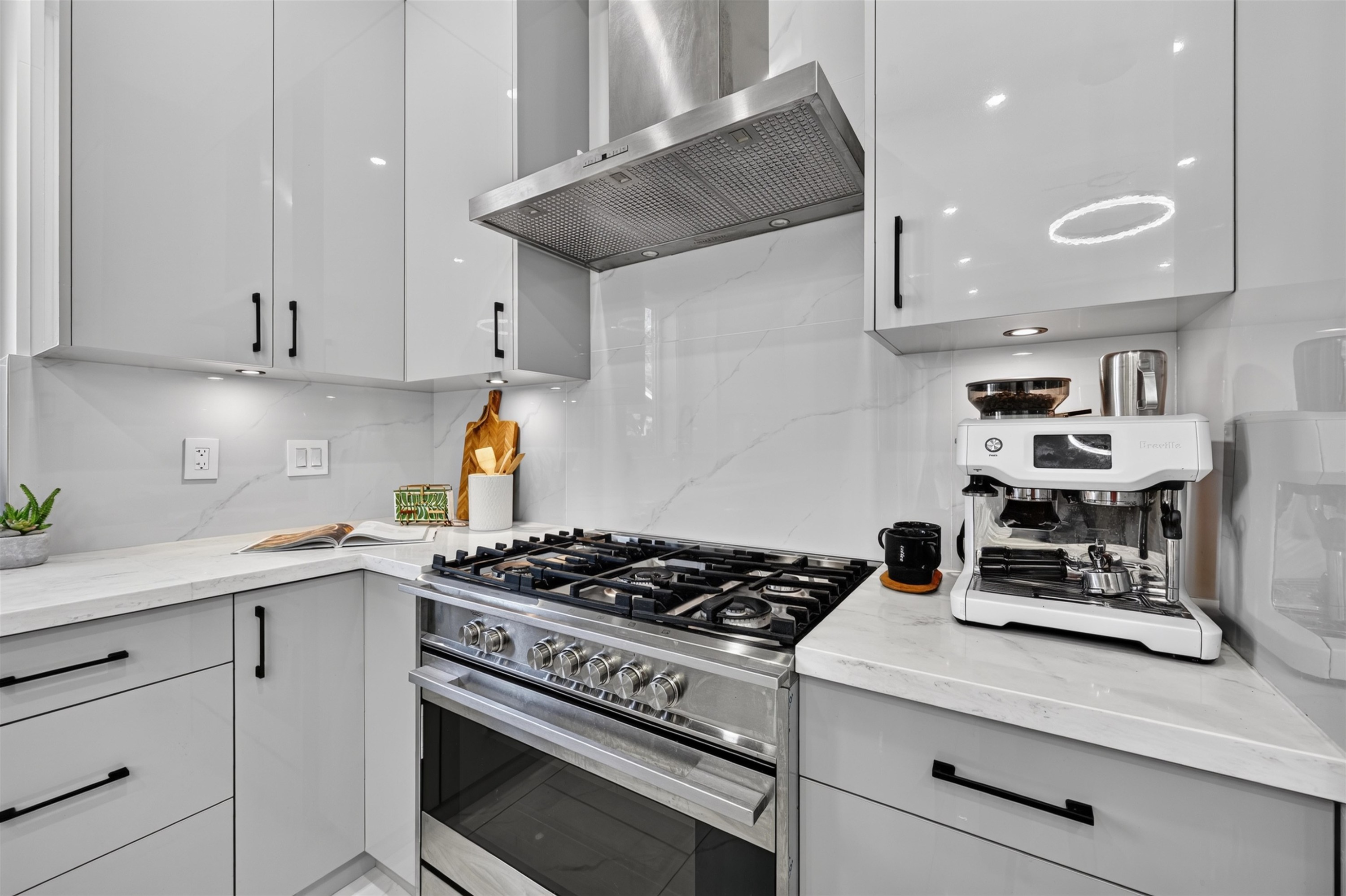 425 56Th Avenue E, Vancouver, BC - Indoor Photo Showing Kitchen With Upgraded Kitchen