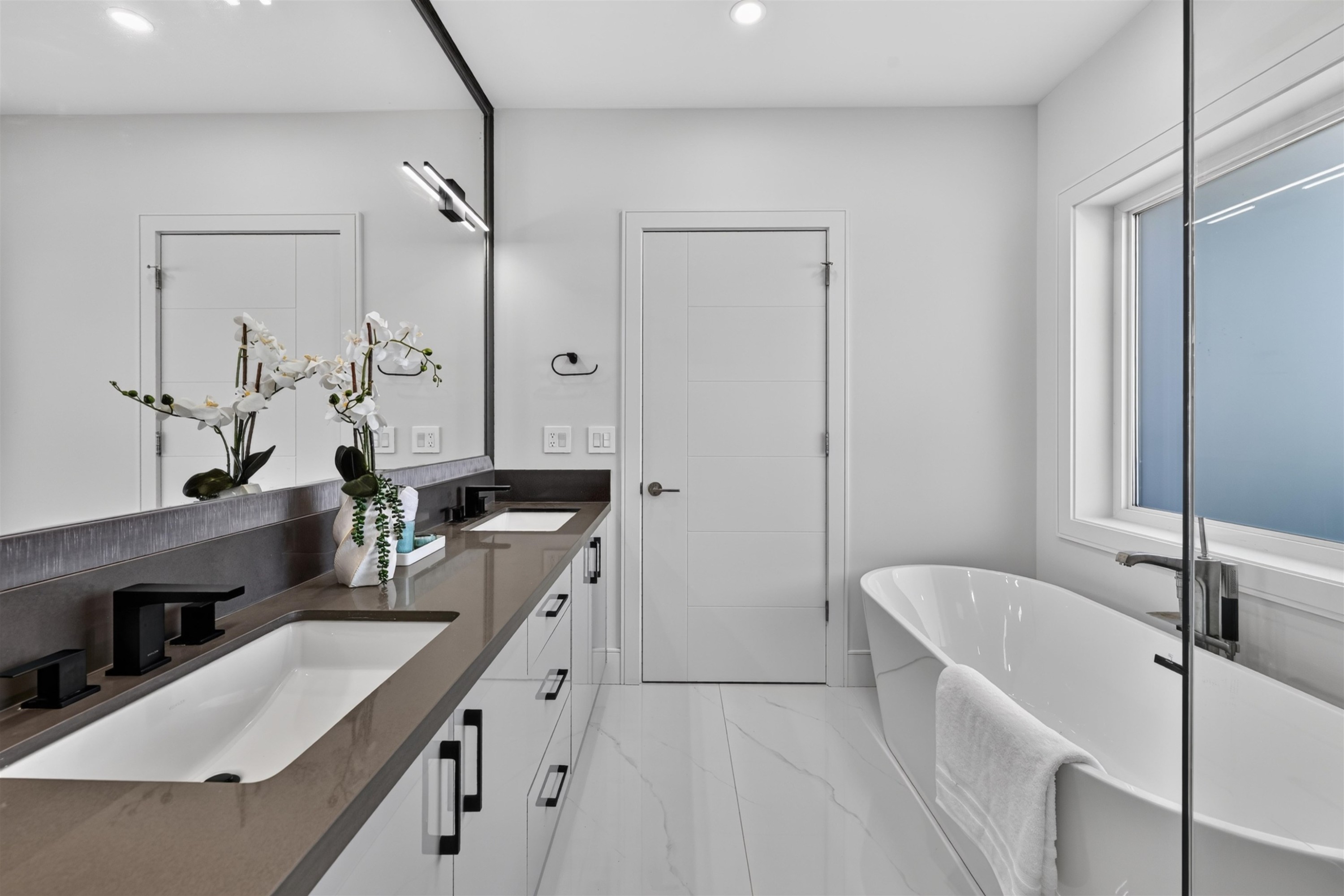 425 56Th Avenue E, Vancouver, BC - Indoor Photo Showing Bathroom