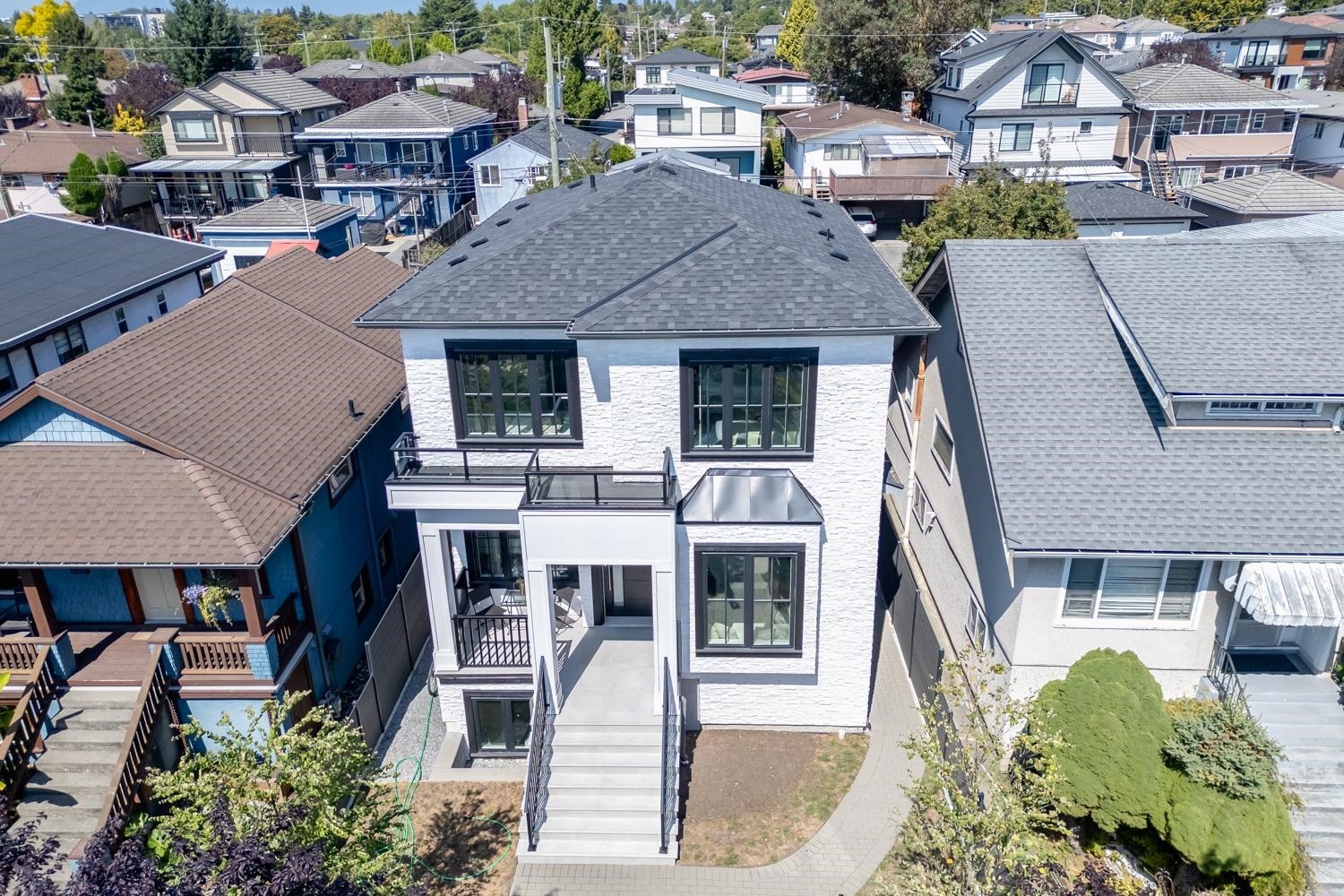 425 56Th Avenue E, Vancouver, BC - Outdoor With Facade