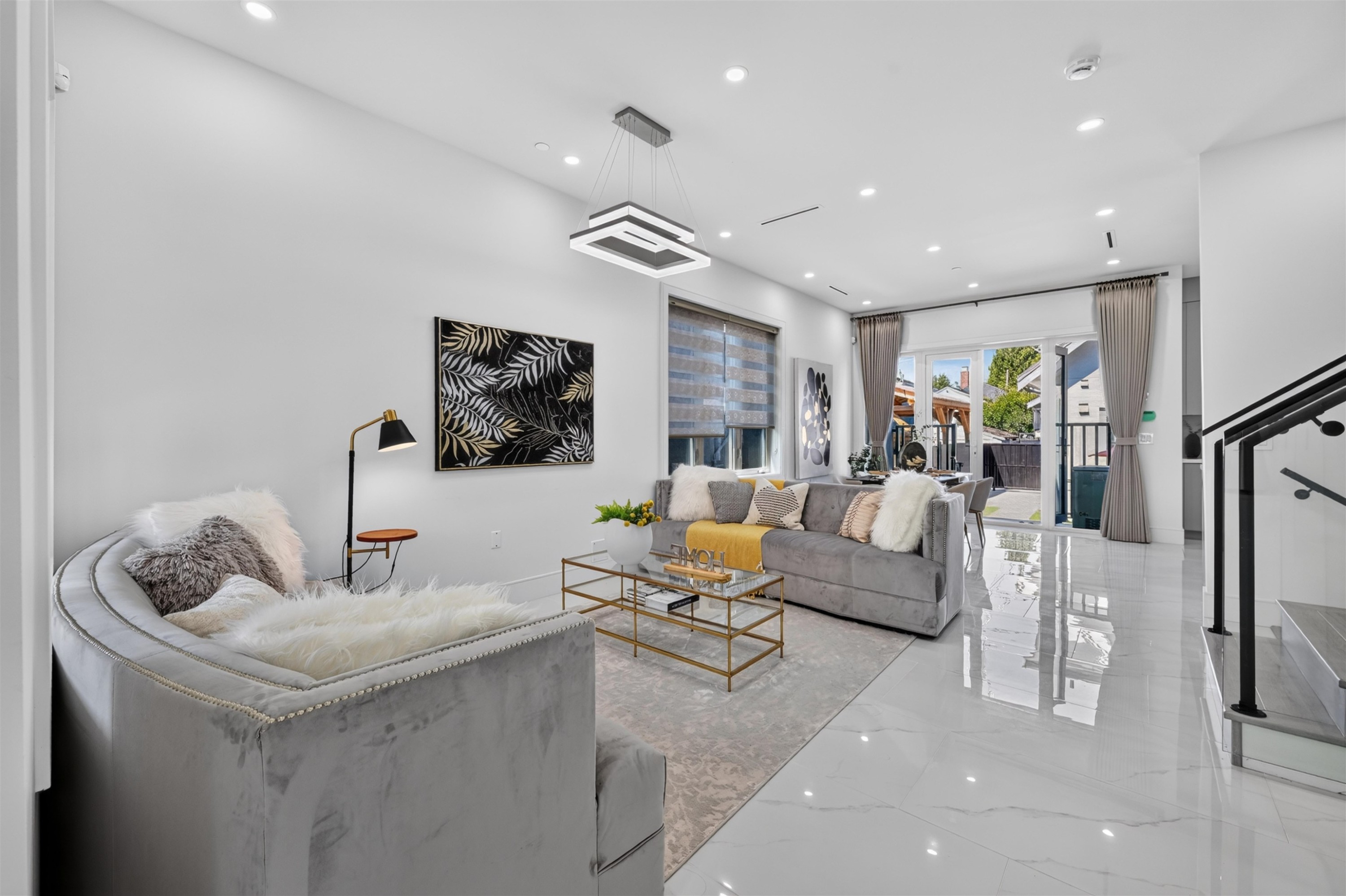 425 56Th Avenue E, Vancouver, BC - Indoor Photo Showing Living Room