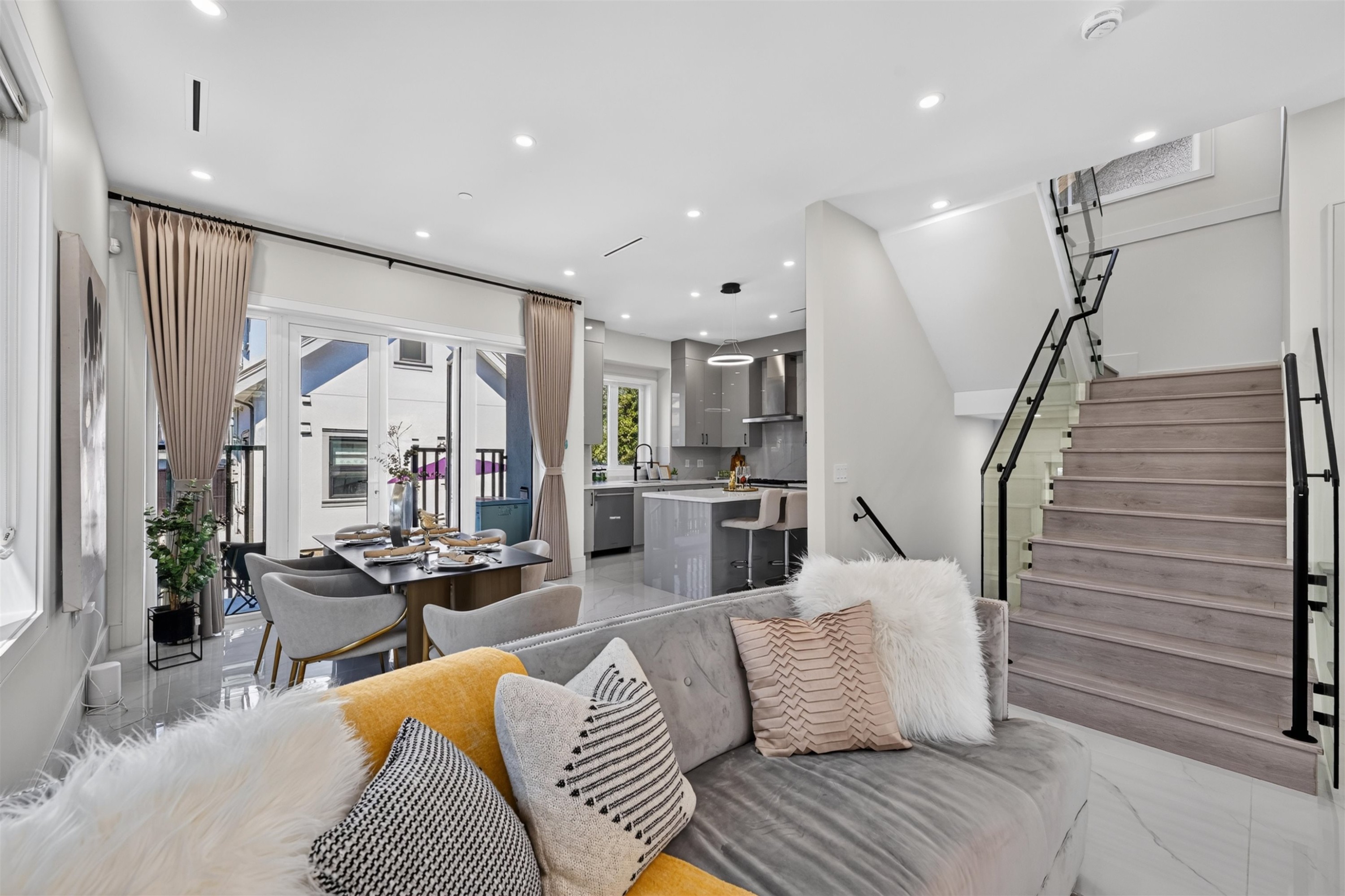 425 56Th Avenue E, Vancouver, BC - Indoor Photo Showing Living Room