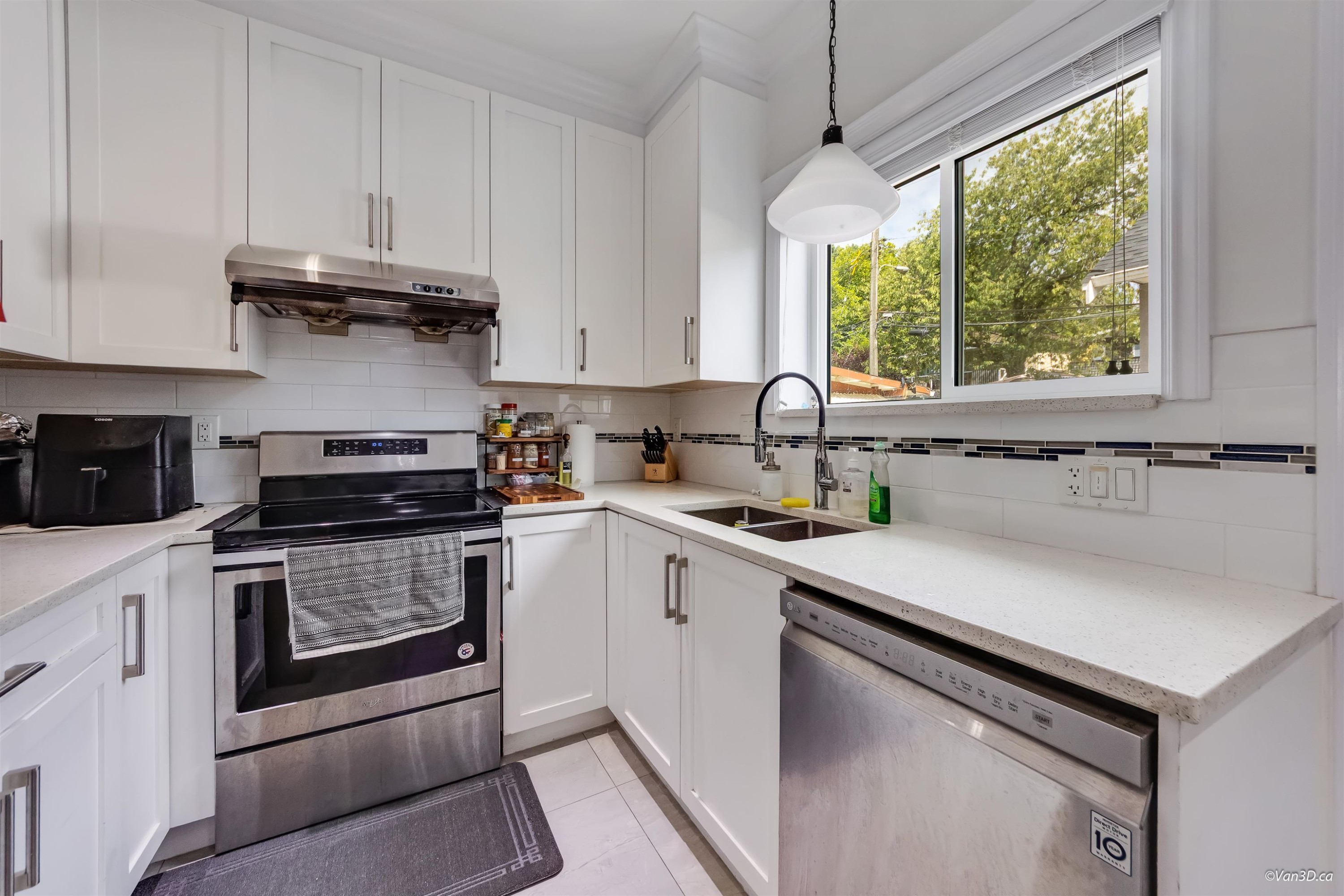 621 65Th Avenue E, Vancouver, BC - Indoor Photo Showing Kitchen With Double Sink