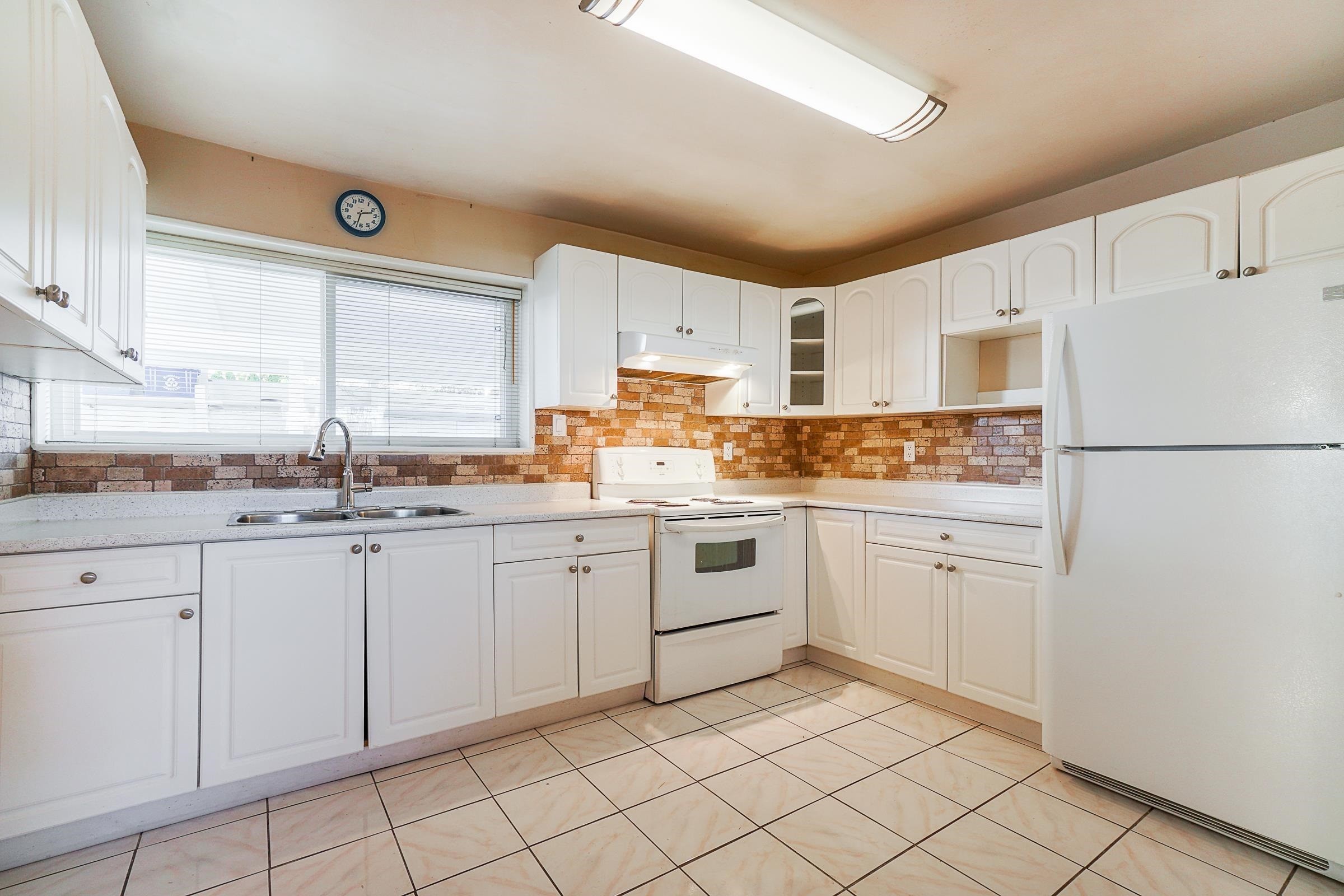 6565 Sumas Drive, Burnaby, BC - Indoor Photo Showing Kitchen With Double Sink