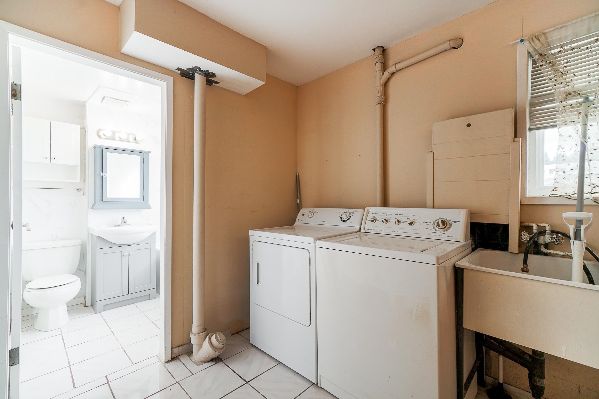 6565 Sumas Drive, Burnaby, BC - Indoor Photo Showing Laundry Room