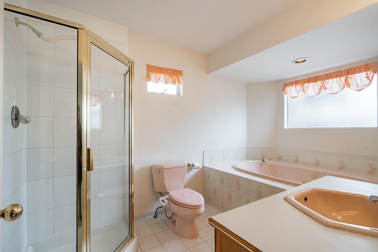 3315 El Casa Court, Coquitlam, BC - Indoor Photo Showing Bathroom