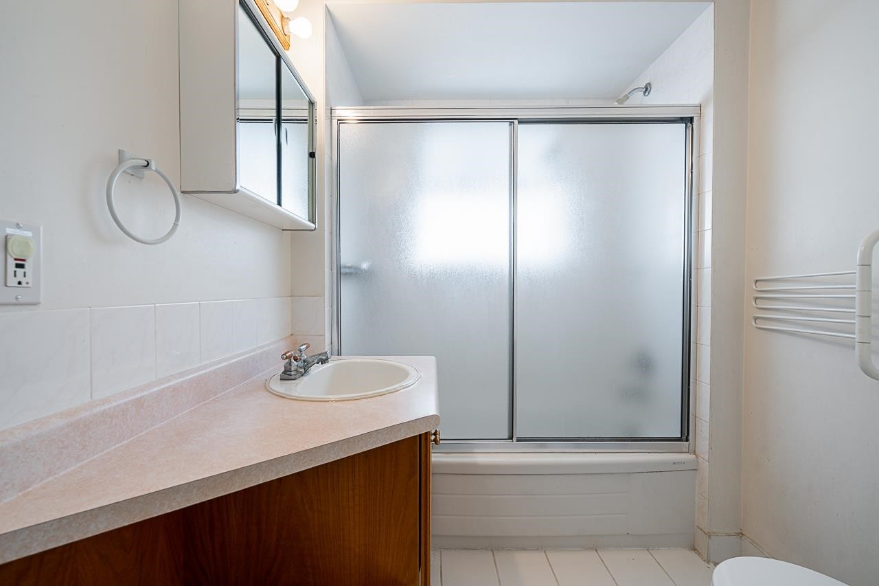 3315 El Casa Court, Coquitlam, BC - Indoor Photo Showing Bathroom