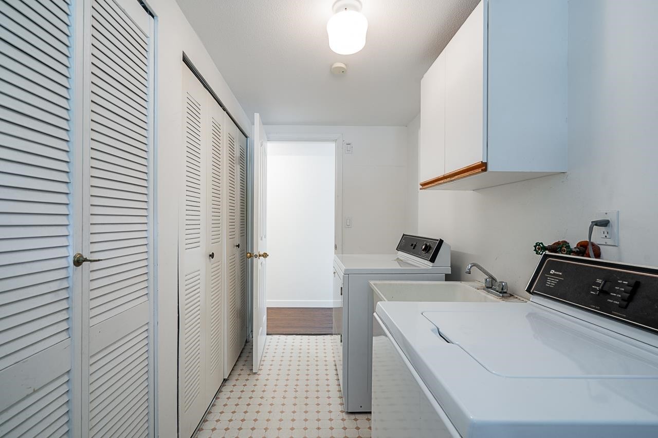 3315 El Casa Court, Coquitlam, BC - Indoor Photo Showing Laundry Room