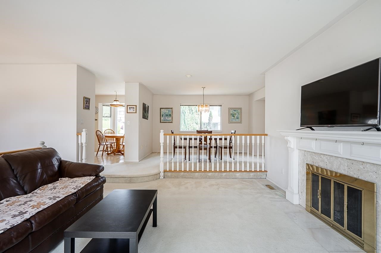 3315 El Casa Court, Coquitlam, BC - Indoor Photo Showing Living Room With Fireplace