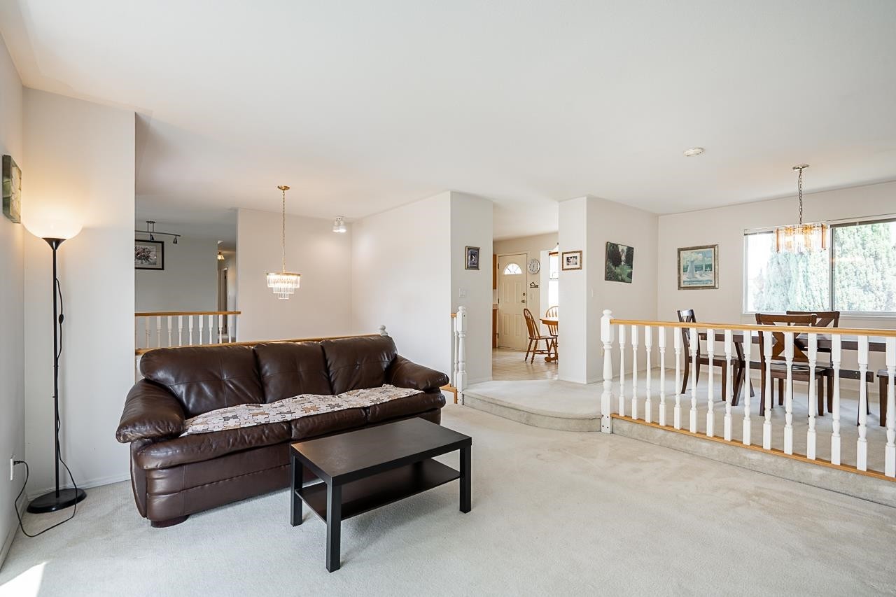 3315 El Casa Court, Coquitlam, BC - Indoor Photo Showing Living Room