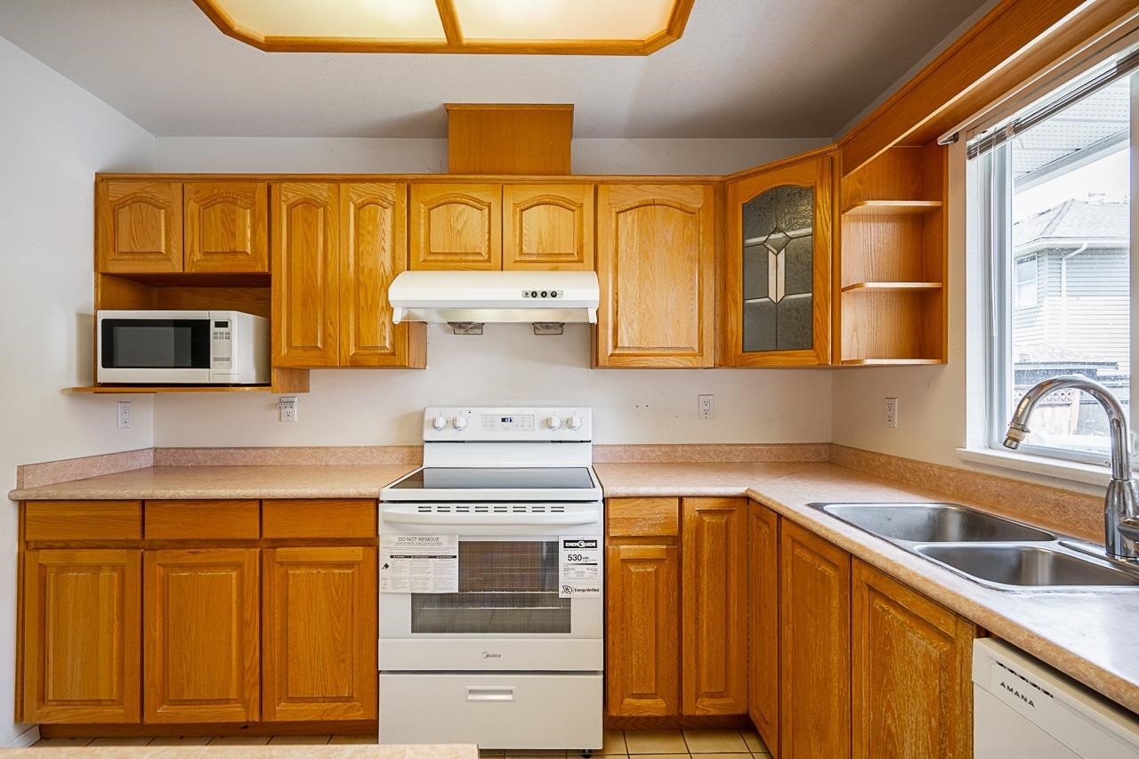 3315 El Casa Court, Coquitlam, BC - Indoor Photo Showing Kitchen With Double Sink
