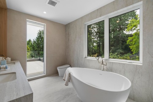 74 Laurie Crescent, West Vancouver, BC - Indoor Photo Showing Bathroom