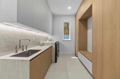 74 Laurie Crescent, West Vancouver, BC - Indoor Photo Showing Kitchen