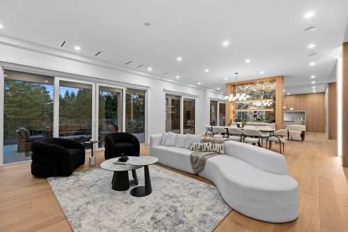 74 Laurie Crescent, West Vancouver, BC - Indoor Photo Showing Living Room
