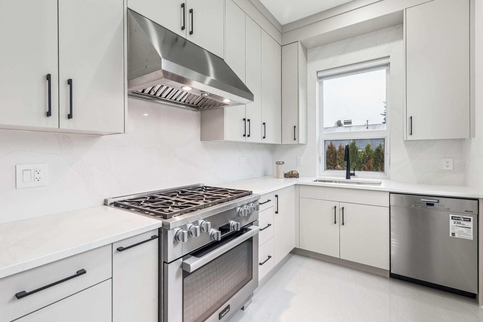 5080 Merganser Drive, Richmond, BC - Indoor Photo Showing Kitchen With Upgraded Kitchen