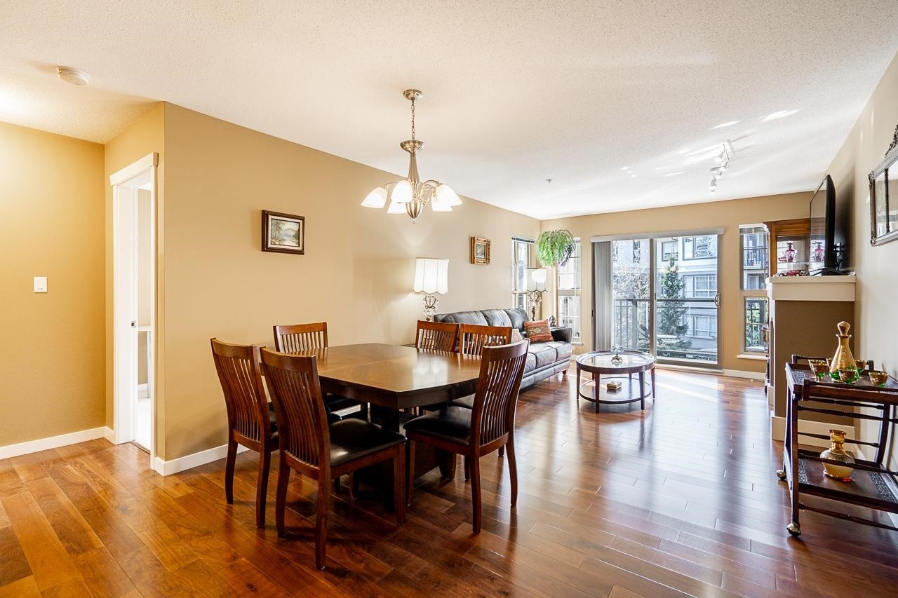 414-2958 Silver Spring Boulevard, Coquitlam, BC - Indoor Photo Showing Dining Room