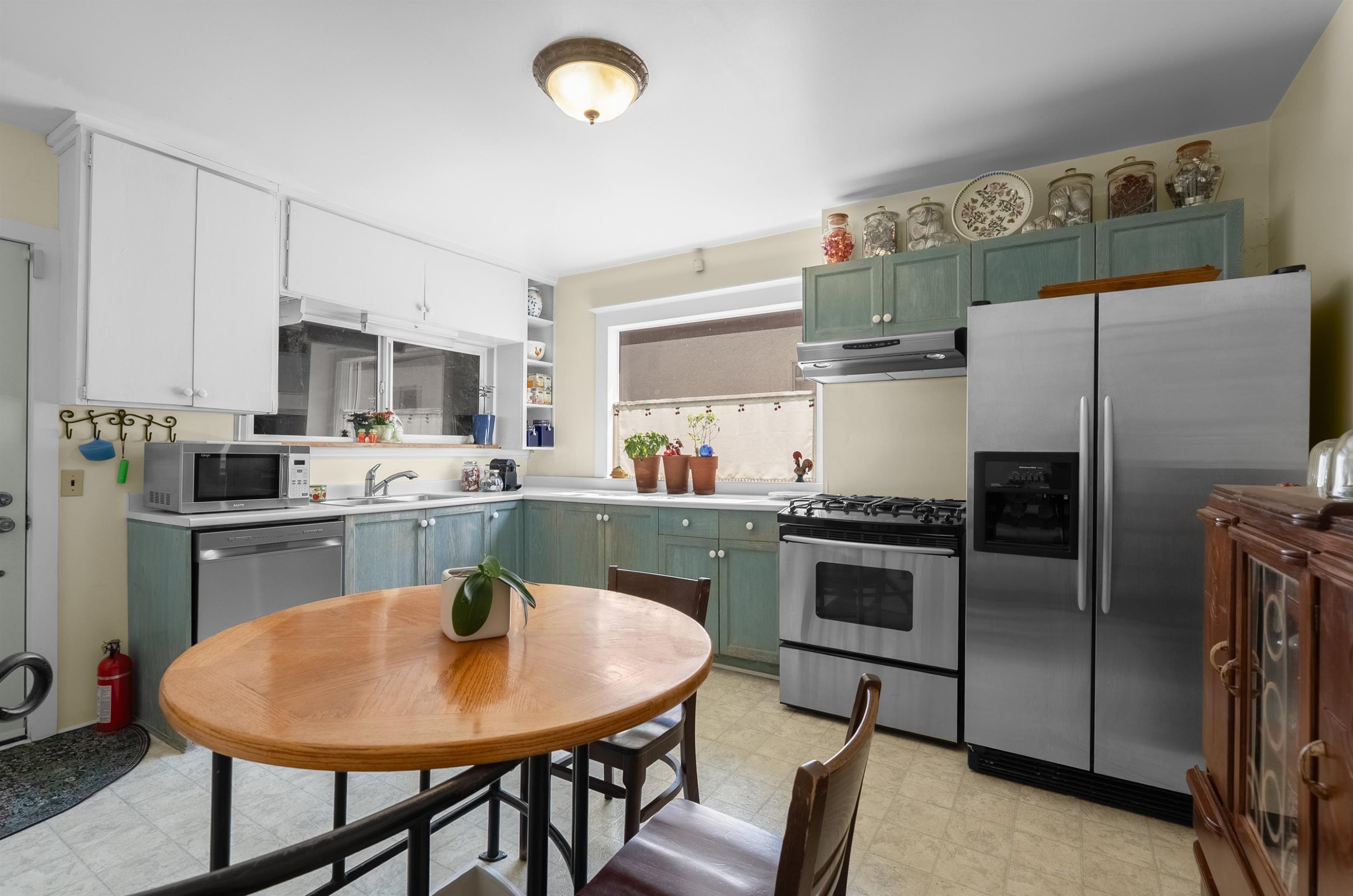 4504 Beatrice Street, Vancouver, BC - Indoor Photo Showing Kitchen