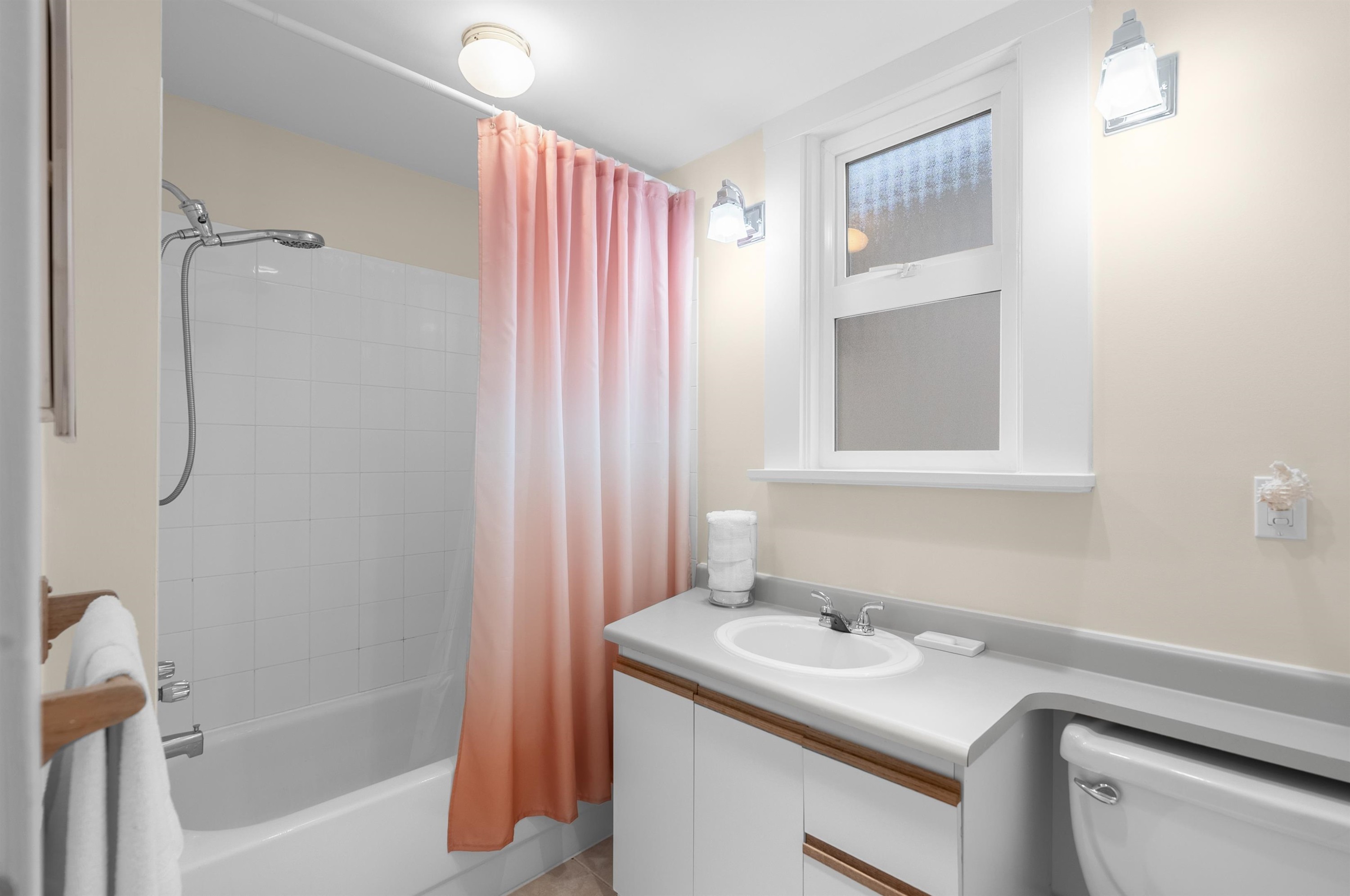 4504 Beatrice Street, Vancouver, BC - Indoor Photo Showing Bathroom
