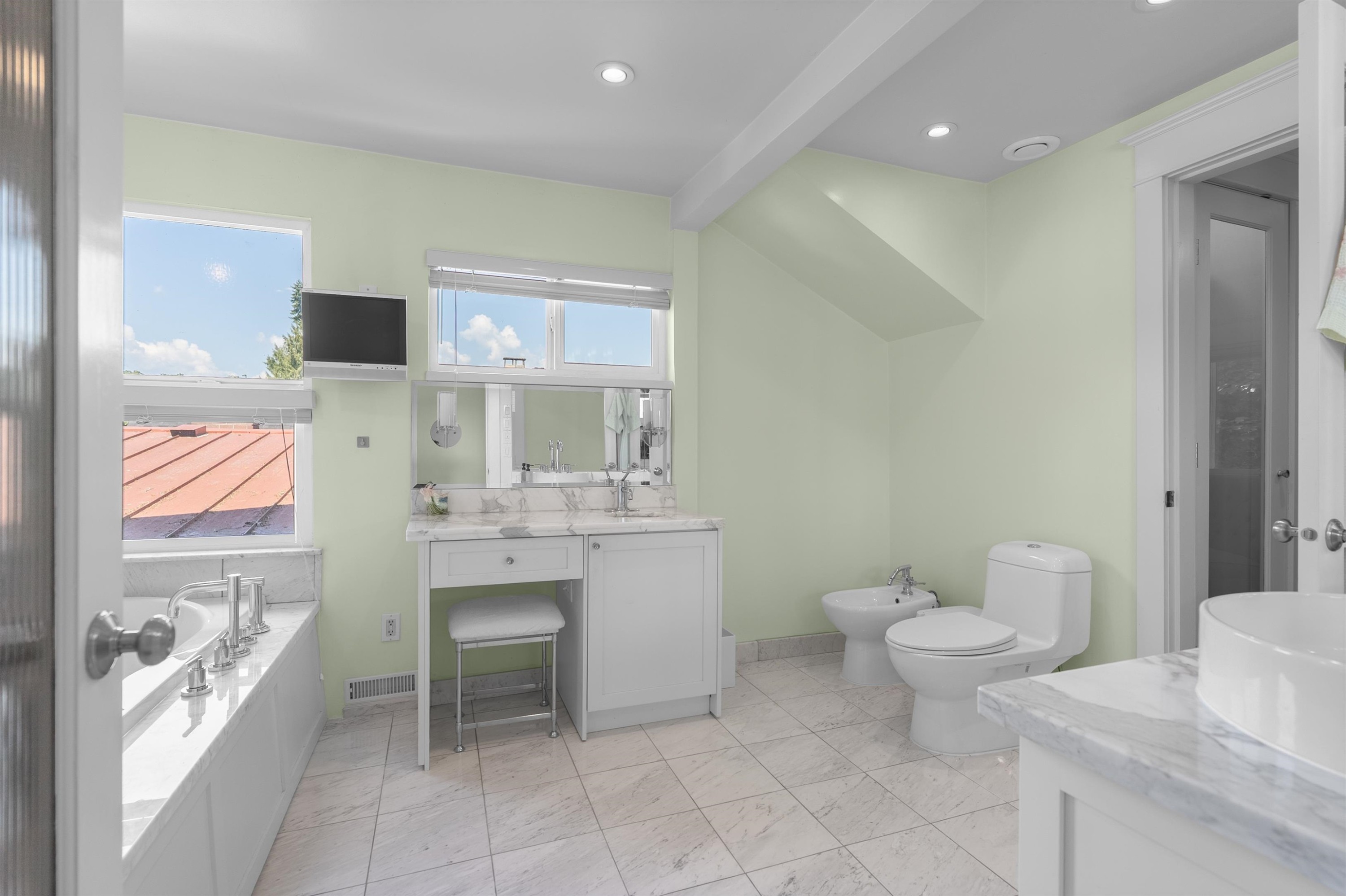 4504 Beatrice Street, Vancouver, BC - Indoor Photo Showing Bathroom