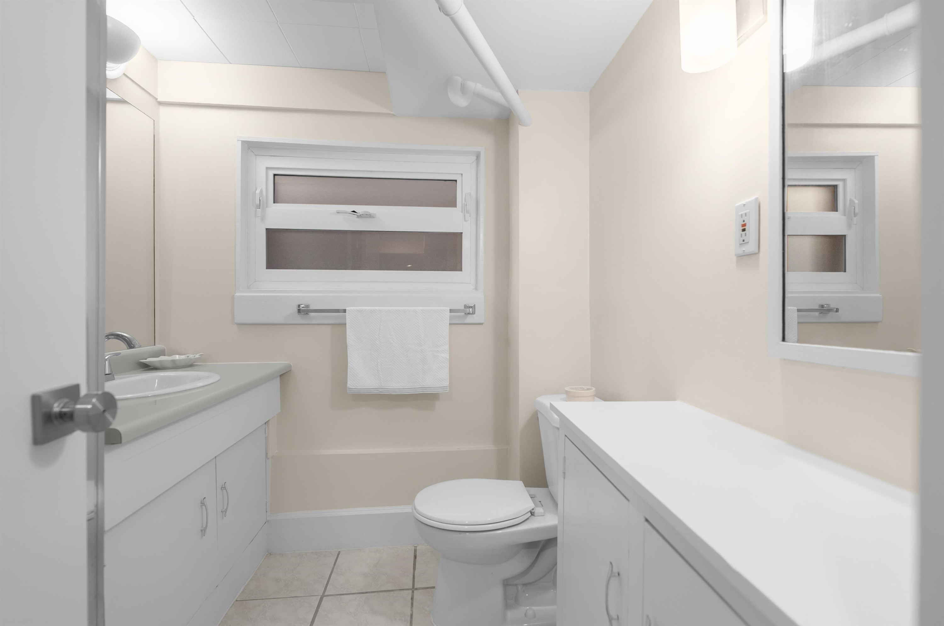 4504 Beatrice Street, Vancouver, BC - Indoor Photo Showing Bathroom