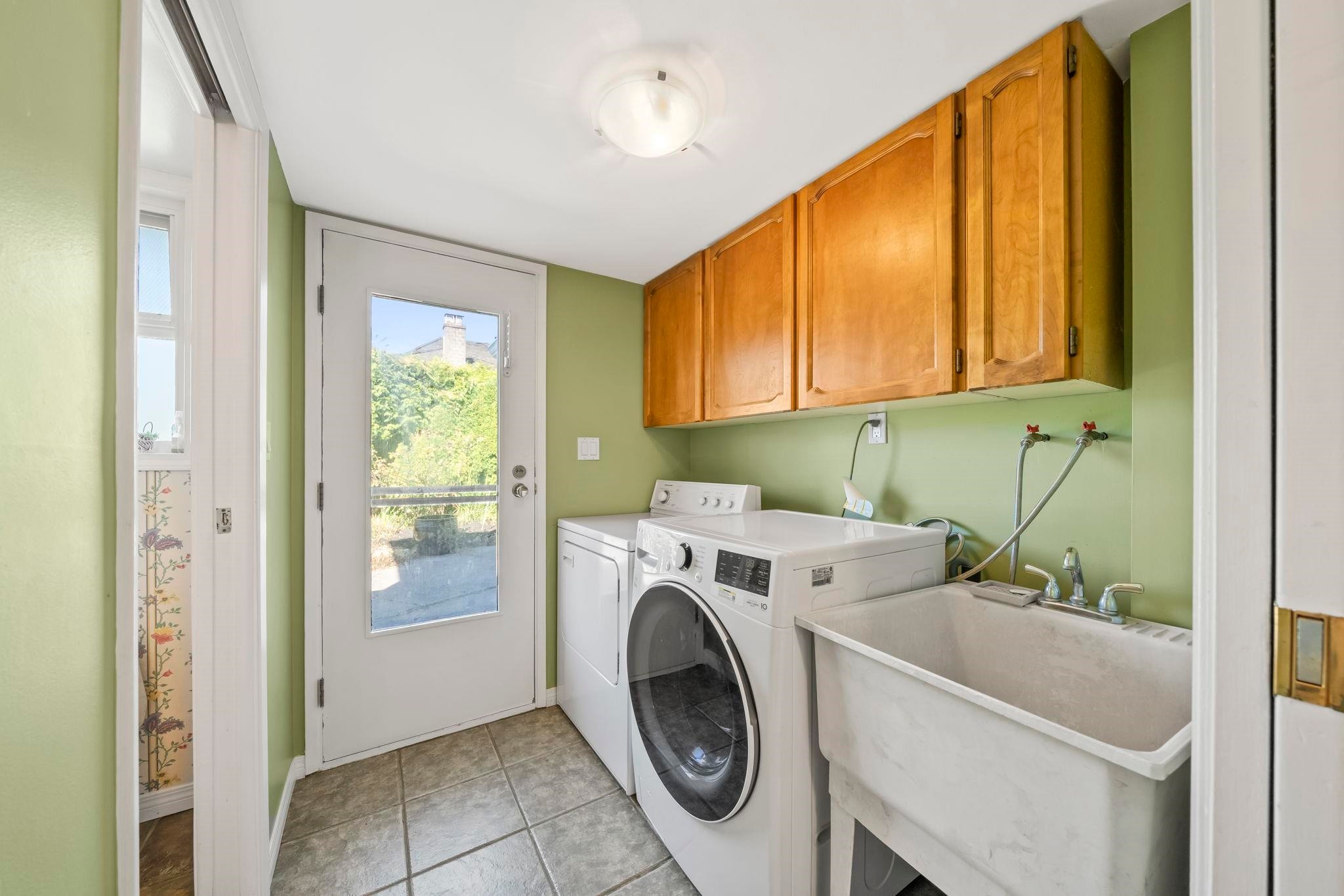 10631 Trepassey Drive, Richmond, BC - Indoor Photo Showing Laundry Room