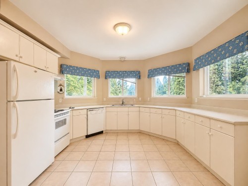 1625 Parkway Blvd, Coquitlam, BC - Indoor Photo Showing Kitchen