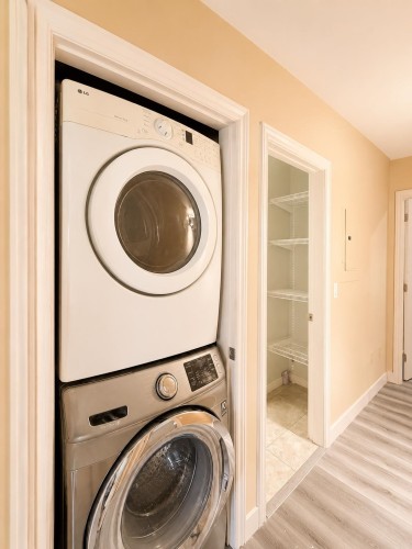 1625 Parkway Blvd, Coquitlam, BC - Indoor Photo Showing Laundry Room