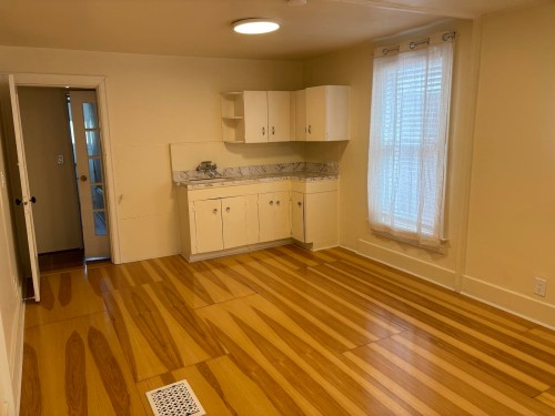 135 12Th Avenue W, Vancouver, BC - Indoor Photo Showing Kitchen