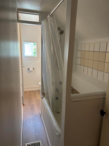 135 12Th Avenue W, Vancouver, BC - Indoor Photo Showing Bathroom