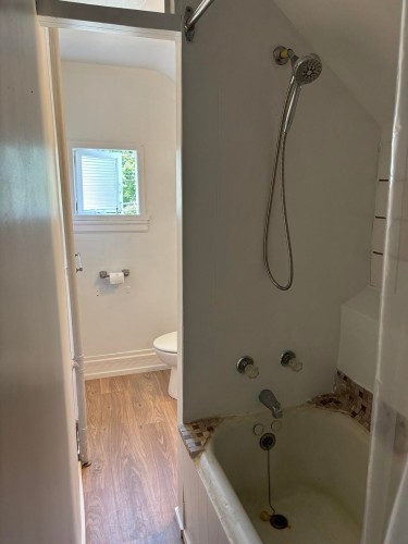 135 12Th Avenue W, Vancouver, BC - Indoor Photo Showing Bathroom