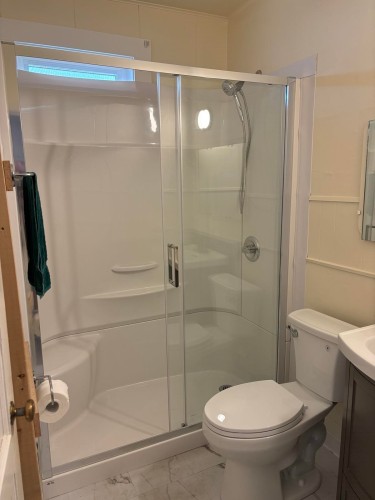 135 12Th Avenue W, Vancouver, BC - Indoor Photo Showing Bathroom