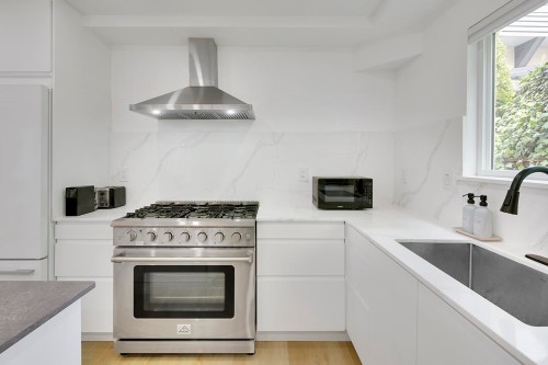 2977 6Th Avenue W, Vancouver, BC - Indoor Photo Showing Kitchen
