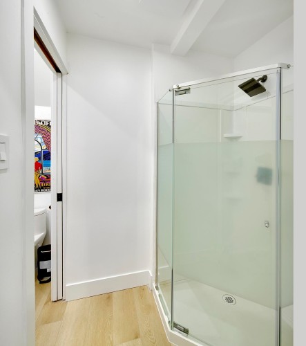2977 6Th Avenue W, Vancouver, BC - Indoor Photo Showing Bathroom