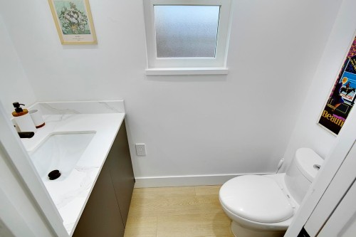 2977 6Th Avenue W, Vancouver, BC - Indoor Photo Showing Bathroom