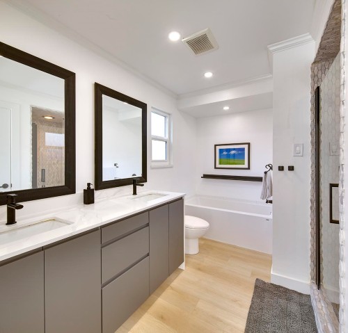 2977 6Th Avenue W, Vancouver, BC - Indoor Photo Showing Bathroom