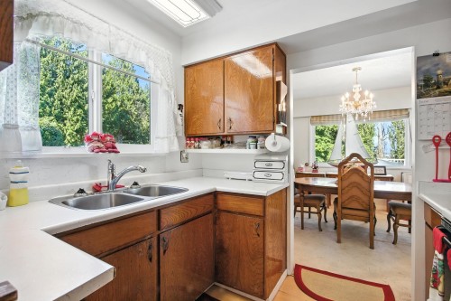 1619 Stella Place, Port Coquitlam, BC - Indoor Photo Showing Kitchen With Double Sink