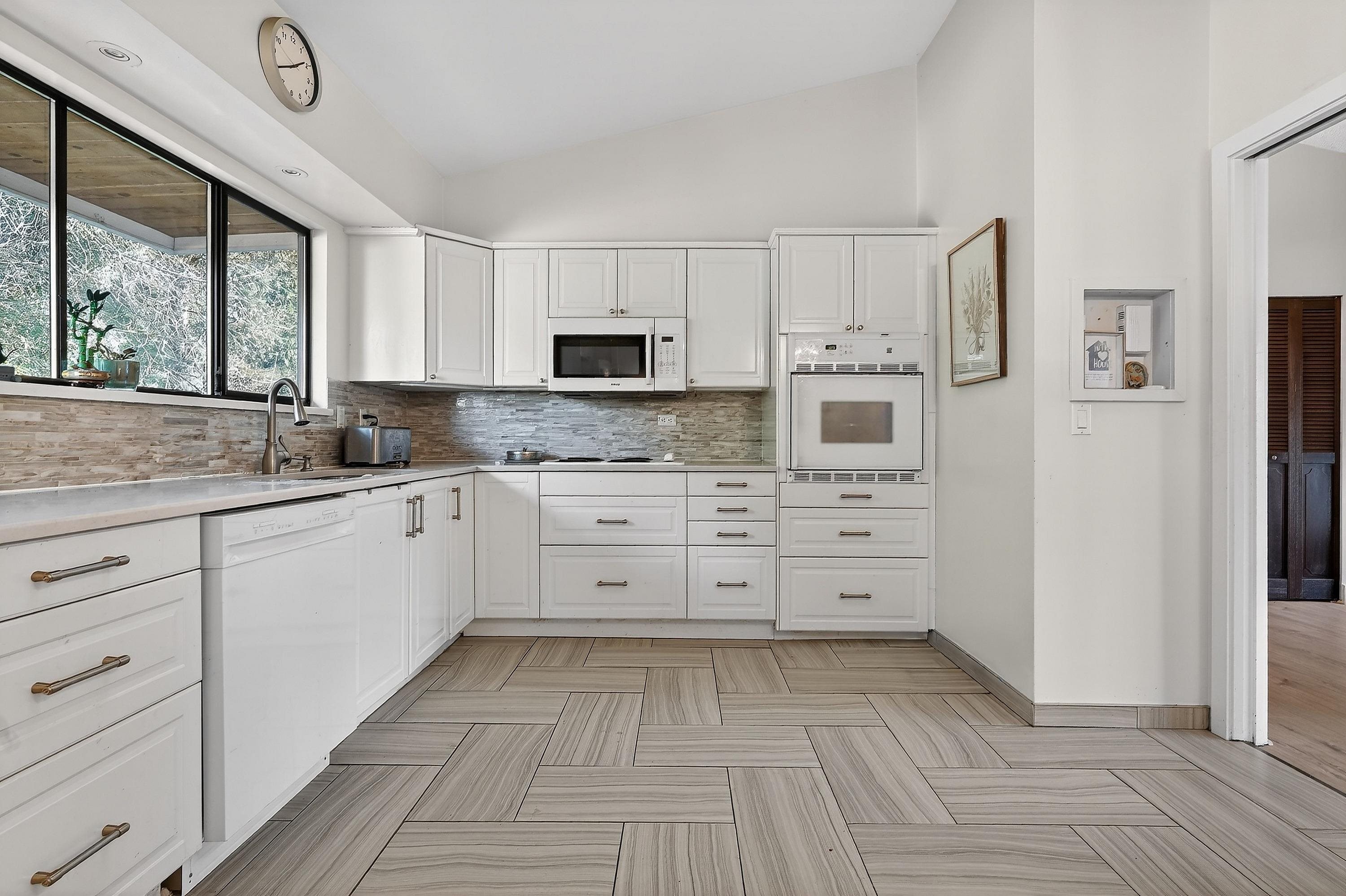 1838 Harbour Drive, Coquitlam, BC - Indoor Photo Showing Kitchen