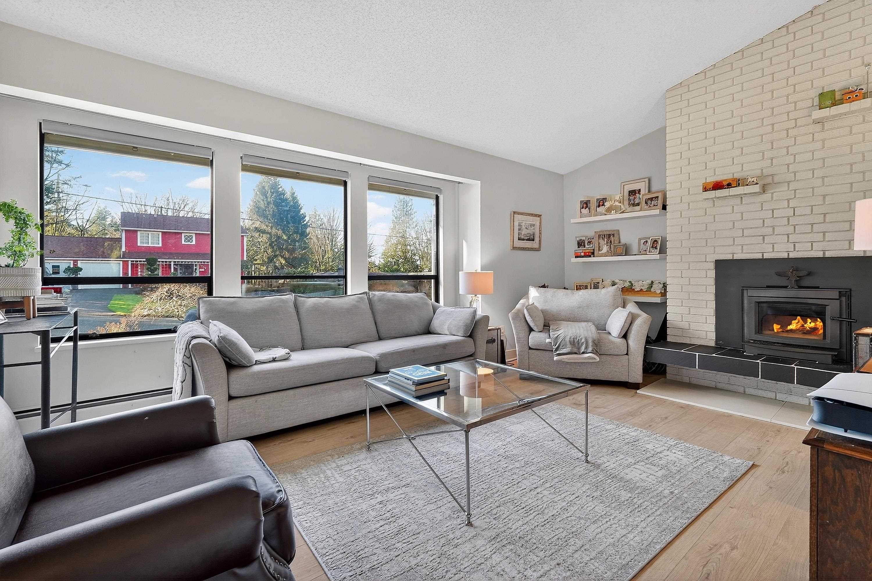 1838 Harbour Drive, Coquitlam, BC - Indoor Photo Showing Living Room With Fireplace