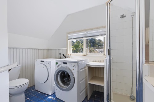 3888 15Th Avenue W, Vancouver, BC - Indoor Photo Showing Laundry Room