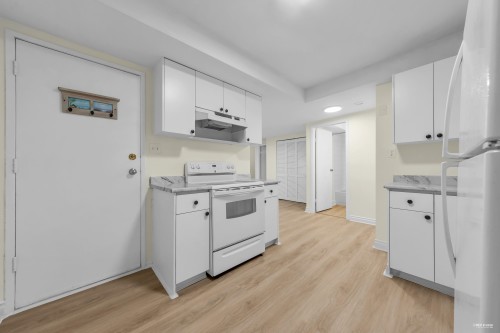 1382 Sutherland Avenue, Port Coquitlam, BC - Indoor Photo Showing Kitchen