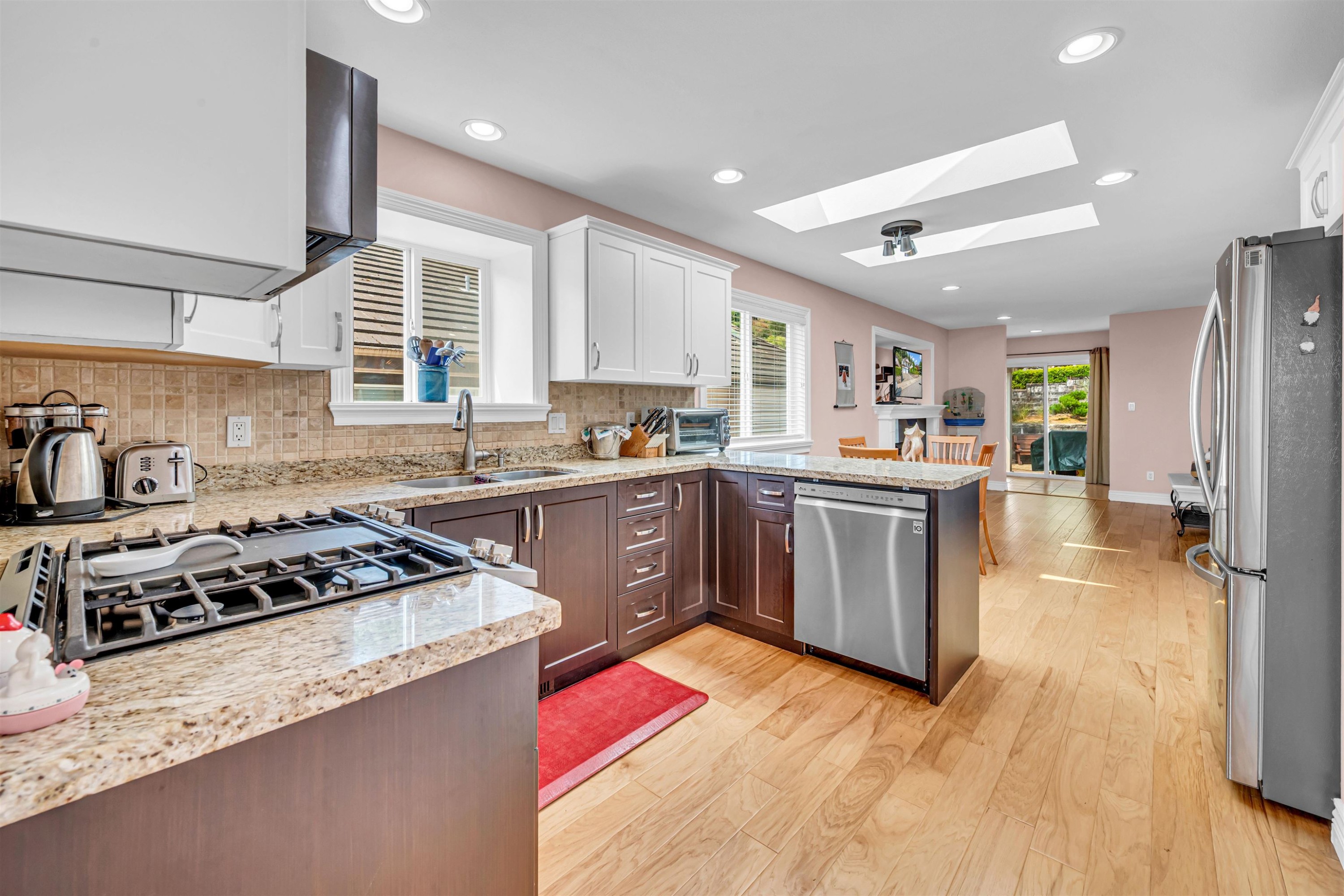 3017 Maplewood Court, Coquitlam, BC - Indoor Photo Showing Kitchen With Double Sink