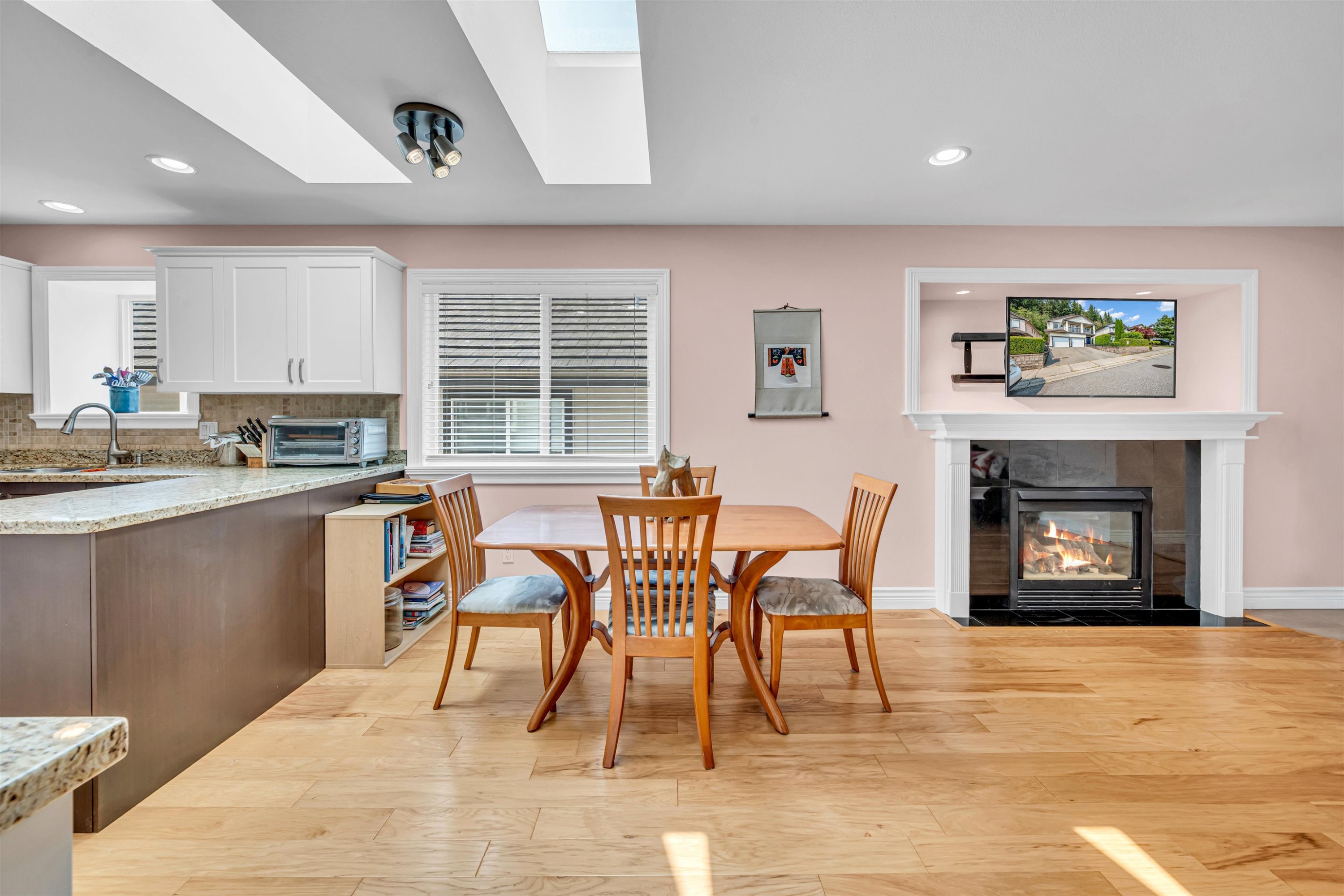 3017 Maplewood Court, Coquitlam, BC - Indoor With Fireplace