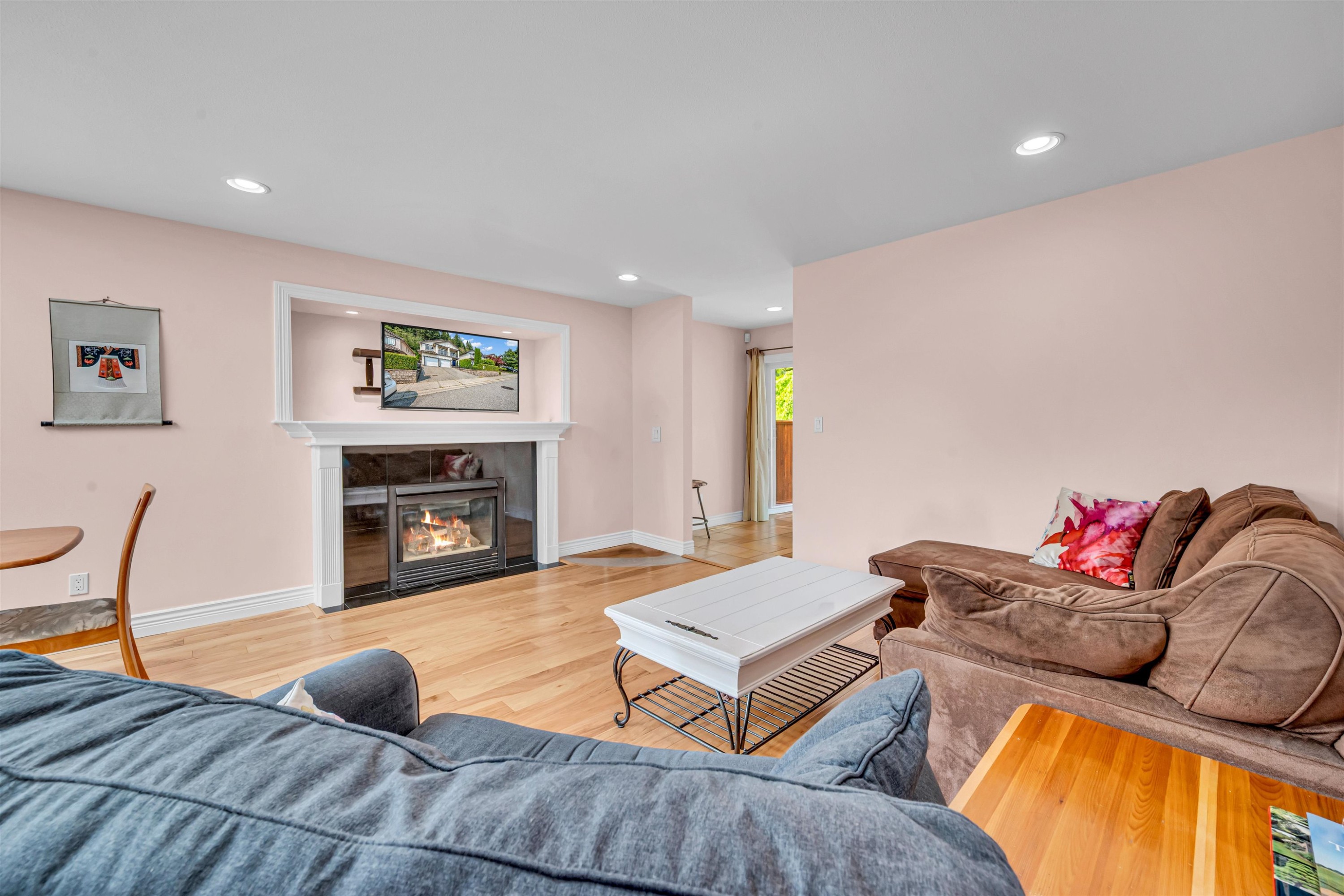 3017 Maplewood Court, Coquitlam, BC - Indoor Photo Showing Living Room With Fireplace