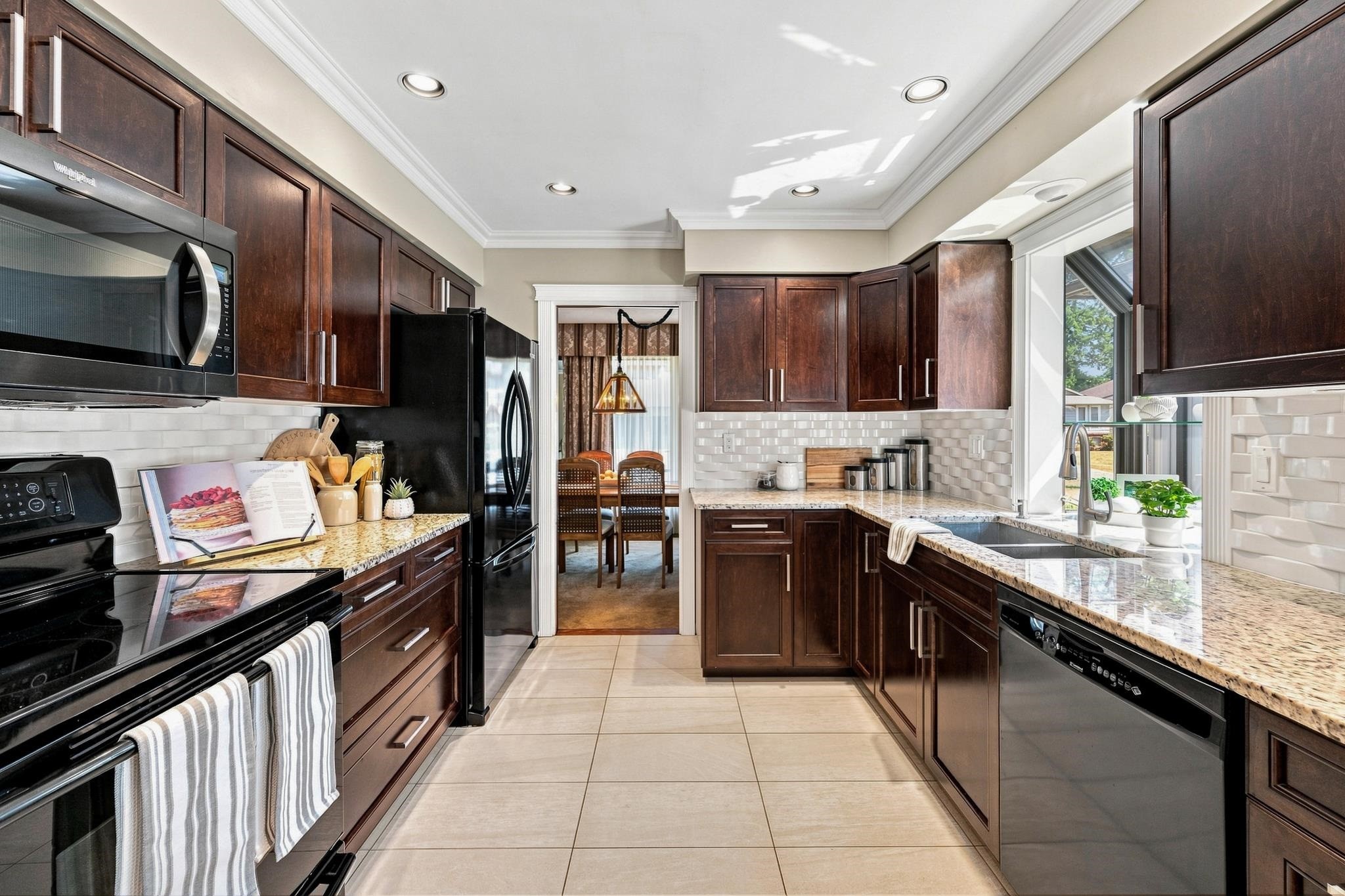 928 Merritt Street, Coquitlam, BC - Indoor Photo Showing Kitchen With Double Sink With Upgraded Kitchen