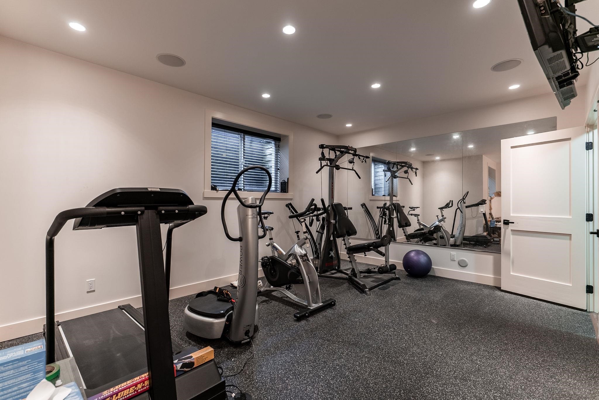 930 Selkirk Crescent, Coquitlam, BC - Indoor Photo Showing Gym Room